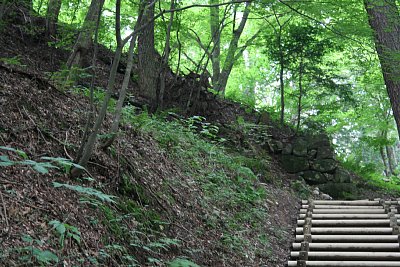 本丸の周囲には石垣跡が残っています