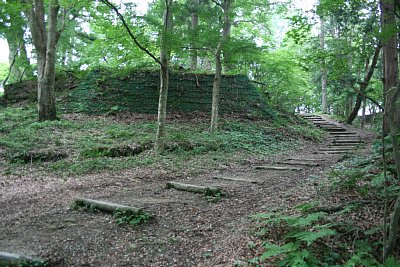 東北曲輪の石垣が修復されるようです