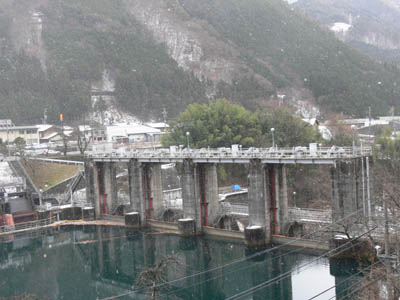 右岸から堤体を見る