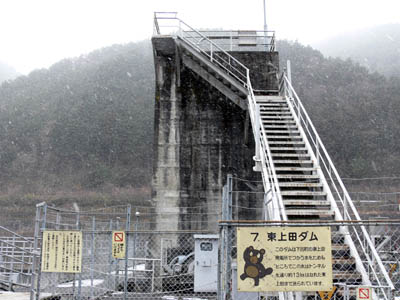左岸から堤頂を見る