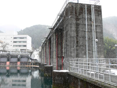 右岸から堤体を見る