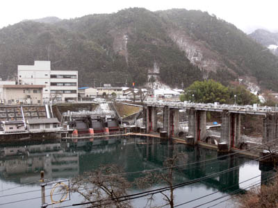 右岸からダム全景を見る