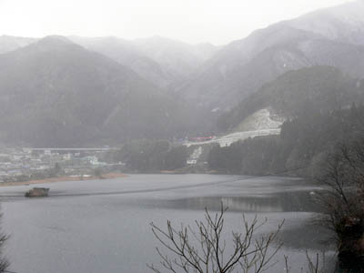 飛騨川を堰き止めています