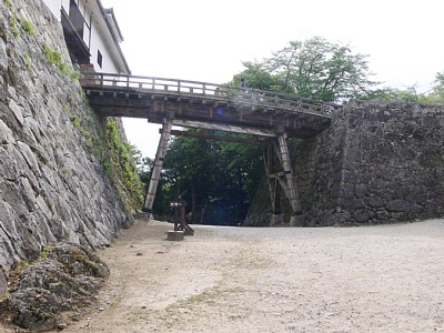 天秤櫓へ架かる橋と堀切