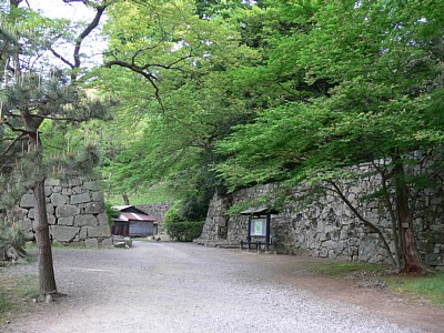 大手口から城内へ入る