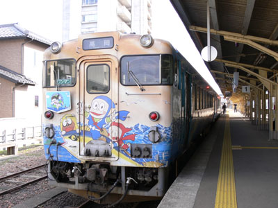 高岡駅に停車する「はっとりくん列車」