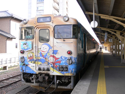 氷見駅ホームに入線した「忍者ハットリくん」列車