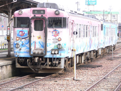 高岡駅に停車する忍者ハットリくん列車