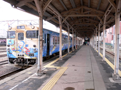 氷見線ホームに停車する忍者ハットリ君列車