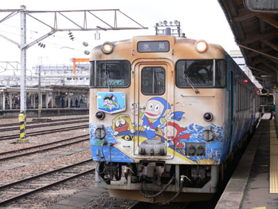 氷見線ホームに入線する「忍者ハットリくん」列車