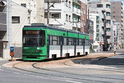 電停の先で急カーブ