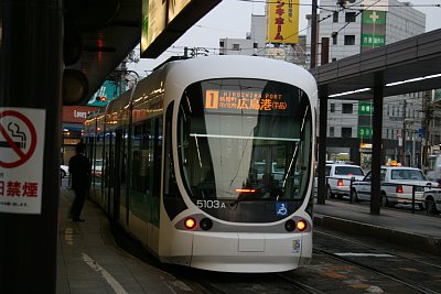 広島電鉄の新型LRT「Green mover max」5103