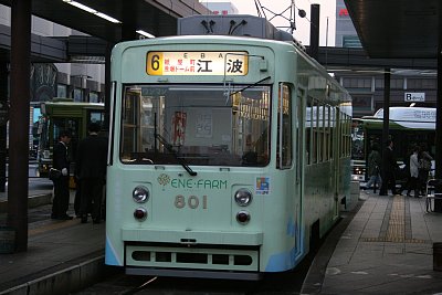 広島駅に停車する801号電車