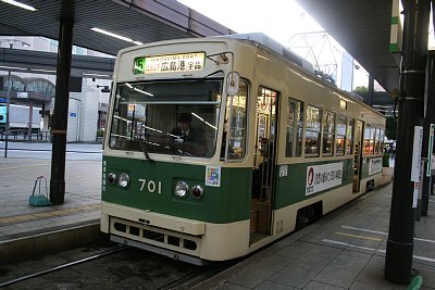 広島駅に停車する701号電車