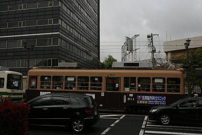 原爆ドーム前駅付近を走る911号電車