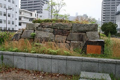 発掘された広島城外堀の石垣