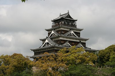復元された広島城天守