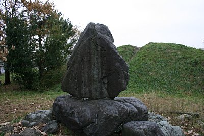 放生津城跡の石碑