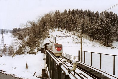 「はくたか」が通過します
