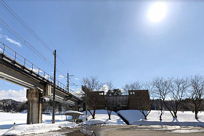 駅と高架線