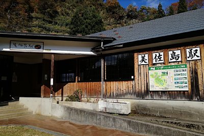 美佐島駅のホームはトンネル内にあります