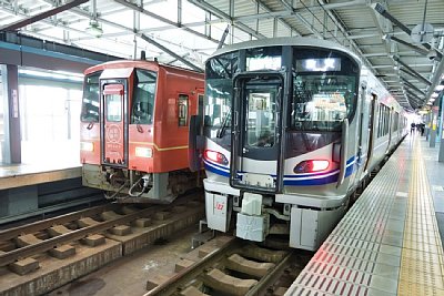 キハ120気動車と521系電車