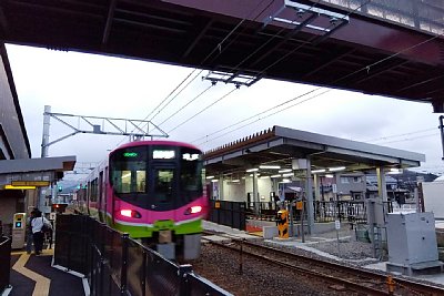 521系電車が停車