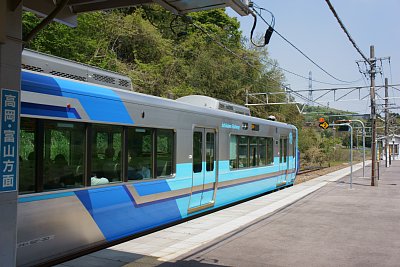 ＩＲいしかわ鉄道５２１系電車の側面の塗装に注目