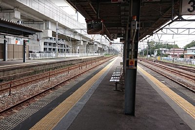 跨線橋があります