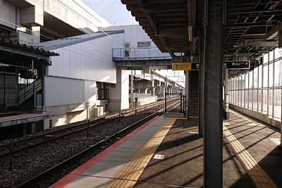 跨線橋があります