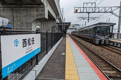521系電車が停車