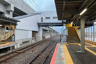 ホームと跨線橋
