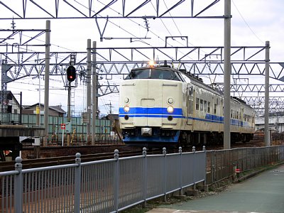 駅に普通列車が入線します