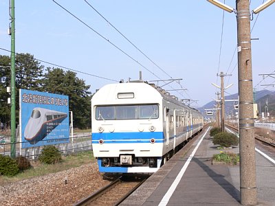 越中宮崎駅を発車する普通列車
