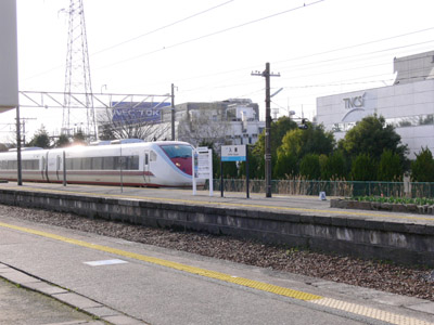 入善駅を通過する特急「はくたか」