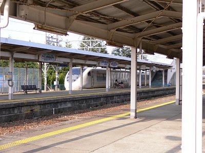 入善駅を通過する特急「はくたか」
