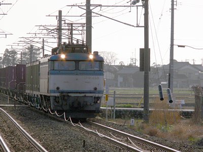 西入善駅を通過する貨物列車