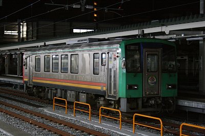 富山駅に停留する高山線普通列車