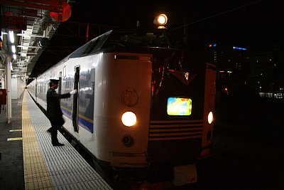 富山駅に停車する夜行急行「きたぐに」