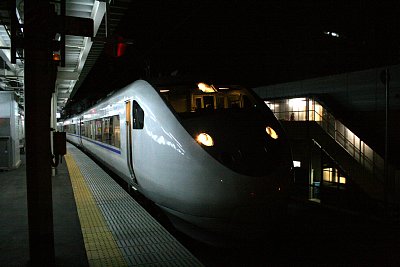 深夜、富山駅に到着した特急「サンダーバード」