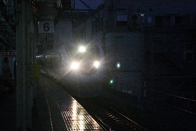 富山駅に到着する特急はくたか