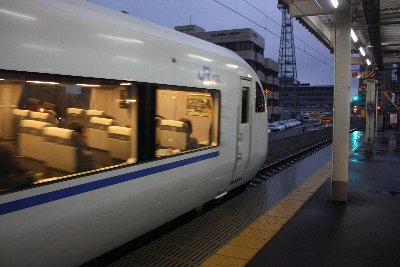 富山駅に停車する特急はくたか