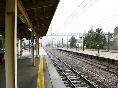 1番ホームから高岡方面を見る