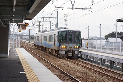 1番ホームに電車が入線します