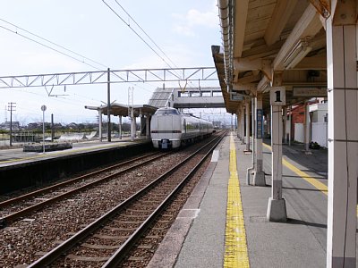 島式ホームとは跨線橋で連絡しています