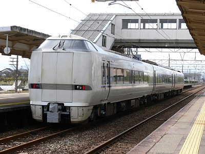 東富山駅に停留する特急「サンダーバード」