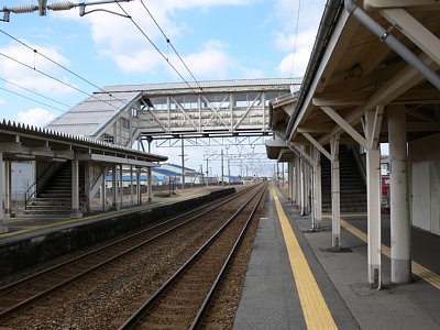 相対式ホームに跨線橋が架かっています
