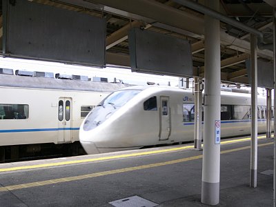 黒部駅を通過する特急「はくたか」