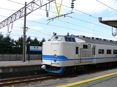 魚津駅に停車する普通列車