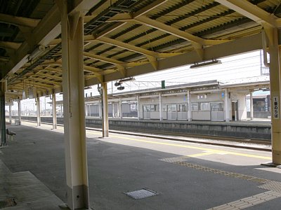 石動駅ホーム